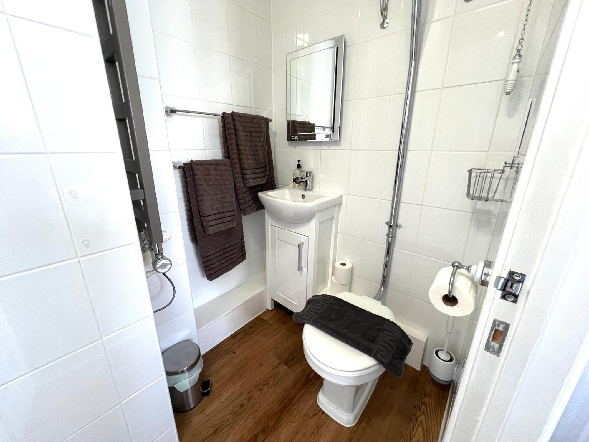 Large Family-Friendly 2Bd Glastonbury Retreat, Sleeps 5 Exterior photo